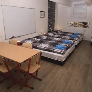 Appartamento School - Your Unique Place In By Metro Vysehrad, Praga
